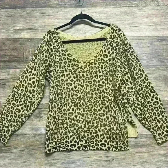 Jessica Simpson Leopard Print Vneck Knit Sweater size Medium - Picture 1 of 3